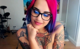 tattooed-camgirl-with-lovely-tits-and-ass-fingers-her-cunt